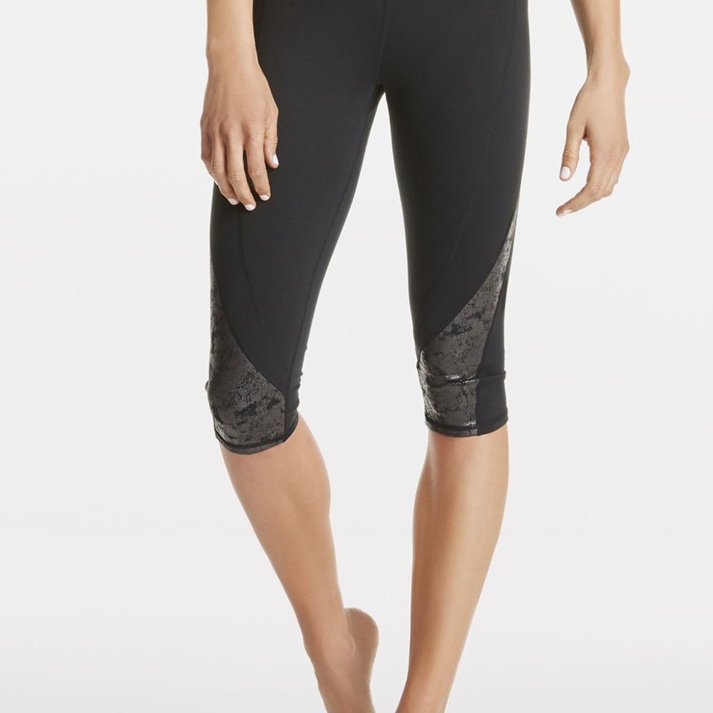 Fabletics Black/Crackle Print Navassa Crop Athletic Workout Leggings Size Small
